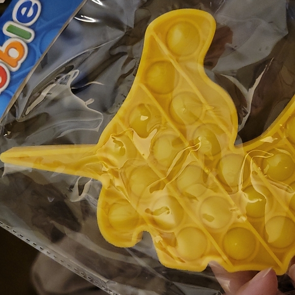 Bubble Snap Pop! Yellow large unicorn popping toy - Picture 3 of 3